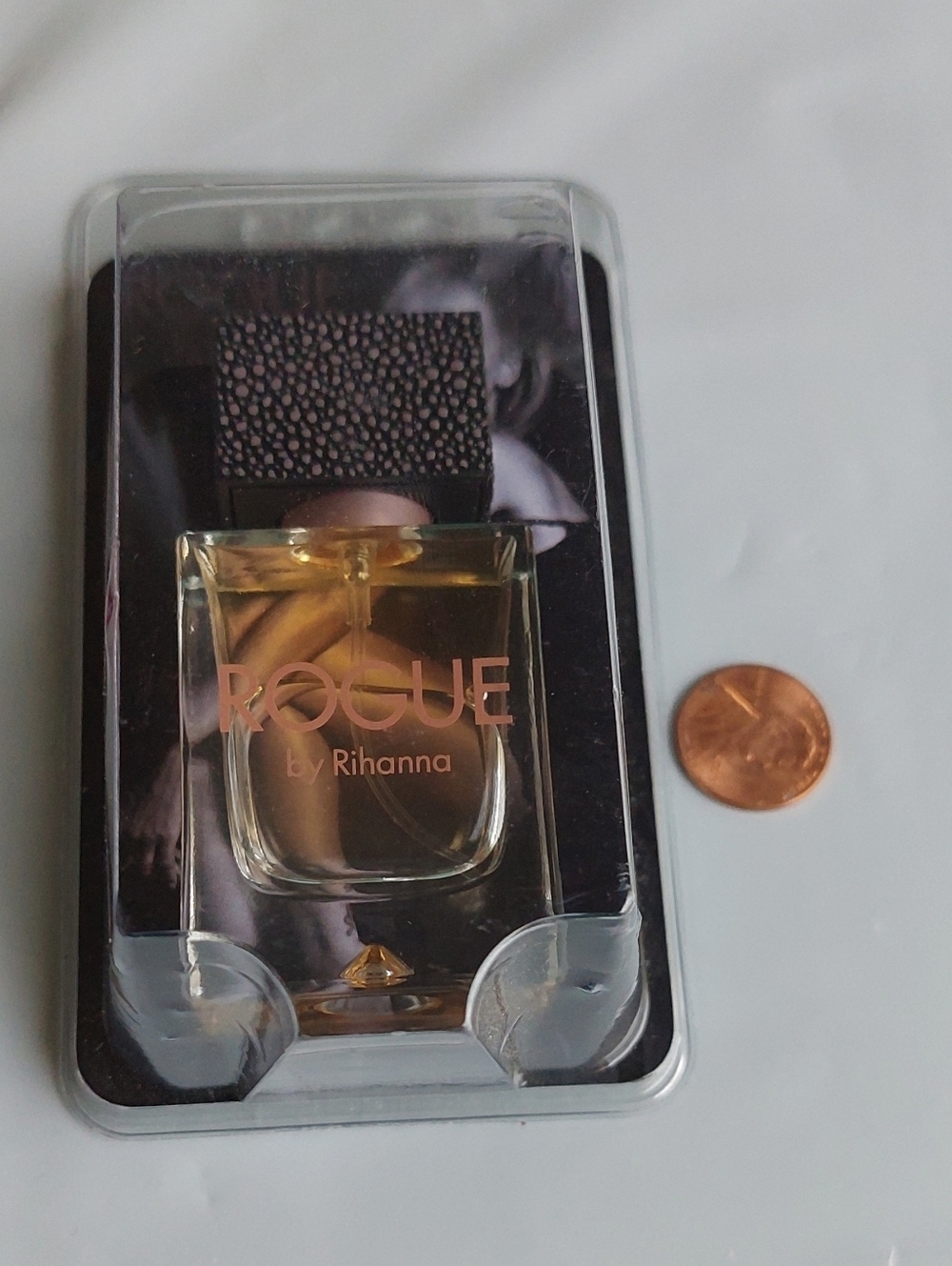 Rogue by Rihanna~ Travel NIB - Picture 2 of 4
